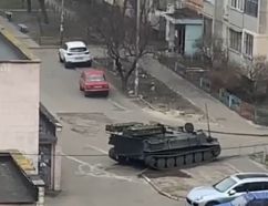 Un Strela-10 del Ejército Ruso en los suburbios de Kiev, durante el máximo avance ruso hacia la capital, en las primeras semanas de la invasión de 2022.