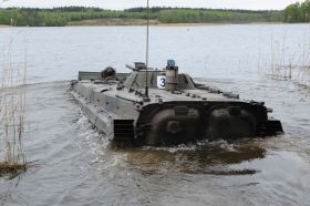 Un BWP-1 polaco vadeando un río.