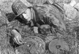 Soldado alemán manipulando la espoleta de una Tellermine 43 para realizar el armado de la mina.