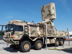 Vehículo de mando con radar HENSOLDT TRML-4D para el sistema IRIS-T SLM con camuflaje desértico (pedido egipcio) expuesto en la ILA de Berlín en 2022.