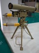 Lanzador 9M133 Kornet y modelos de dos misiles sin tubo contenedor.