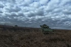 Un par de M2 Bradley en apoyo de tropas ucranianas en trincheras en el Norte de Avdivka, finales de noviembre de 2023.