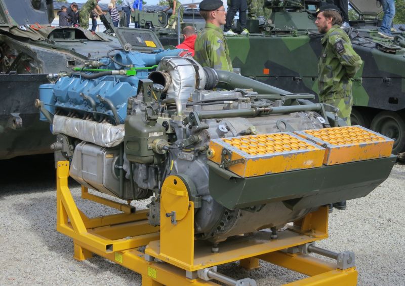 Archivo:Stridsfordon 90 Motorpaket.jpg