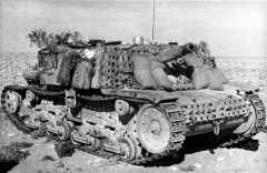 Un Semovente da 75/18 italiano cubierto de sacos de arena y trozos de cadenas durante su despligue en verano de 1942 en Egipto.