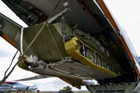 Un BTR-D de la 11.ª Brigada de Asalto Aéreo de la Guardia rusa siendo cargado en un avión de transporte Il-76MD.