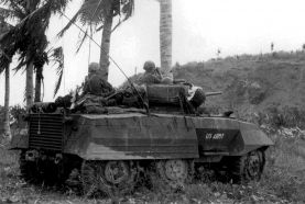 Un M8 estadounidense buscando francotiradores japoneses en una colina de la Isla de Leyte, Filipinas.