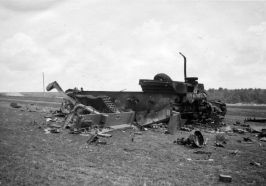 Restos de un Panzer IV alemán tras recibir un impacto directo de un proyectil de 152 mm de un KV-2.