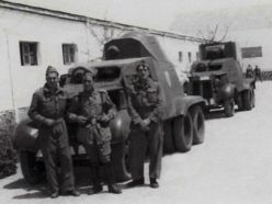 Dos AAC-1937 capturados por las tropas franquistas. El primero no dispone de cañón en la torreta a pesar de tener su espacio, sólo ametralladora desplazada. El de atrás monta una torreta BT soviética con su cañón de 45 mm.