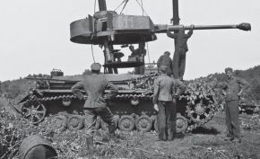En esta foto vemos la torreta simplificada del Ausf. J mientras está levantada con una grúa.