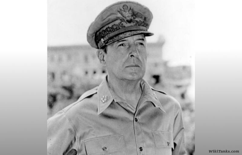 Archivo:Douglas MacArthur 58-61.jpg