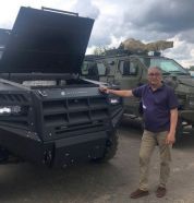 El emprendedor y voluntario ucraniano Daulet Beysembayev contribuyó al suministro de 74 vehículos blindados Senator de la empresa Roshel y 4 Land Rover Defender del Gobierno Canadiense a las Fuerzas Armadas de Ucrania. Septiembre de 2022.