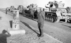 Una sección (Zug) de cuatro Pz.IV del Pz.Rgt. 8 (15.ª Pz.Div.) durante una breve parada para mantenimiento.
