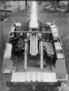 Interior de compartimento de combate trasero del Grille Ausf. M con su trampilla trasera abatida.