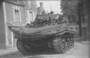 Un tanque anfibio Sherman DD del Escuadrón B del Fort Garry Horse llegando a Bernières-sur-Mer el Día D.