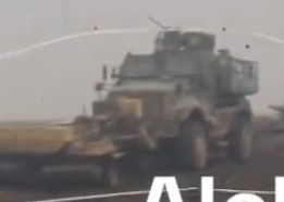 Un M1124 MaxxPro equipado con rodillo antiminas Spark 2 en el frente de Zaporiyia, diciembre de 2023.[12]