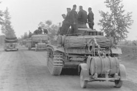 Durante la fase inicial de la Operación Barbarroja, las Divisiones Panzer avanzaban tan rápido su reabastecimiento se convirtió en un serio problema. Por consiguiente, las unidades recibieron numerosos Betriebsstoffs-Anhänger (remolques de combustible) que portaban dos barriles de 200 litros e iban conectados mediante mangueras a los propios carros de combate mientras avanzaban.