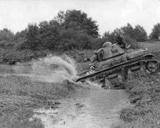 Un carro ligero de infantería Renault R35 cruzando el cauce de un pequeño río en la zona de Gembloux.