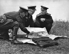 Generales soviéticos Gueorgui Zhúkov e Iván Kónev reunidos en el campo de batalla durante la Batalla de Kursk, 1943.