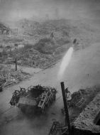 Sd.Kfz. 251/1 II en acción contra posiciones polacas durante el Alzamiento de Varsovia, agosto-octubre de 1944.