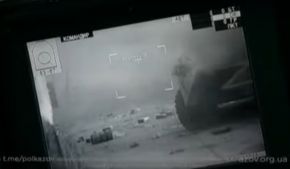 Un poco después se vuelve a mover y se enfrenta a otro BTR-80 situado detrás del primero que ha destruido.