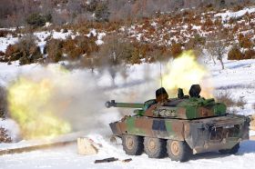 Un AMX-10 RCR abriendo fuego con su cañón de 105 mm durante un entrenamiento invernal en el año 2011.