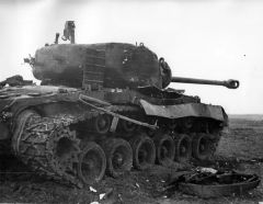 Un Pershing dañado el 3 de marzo de 1945. Dos impactos directos con proyectiles explosivos de 150 mm destrozaron la cúpula de comandante, matando al mismo, y parte del rodaje. El daño parece serio pero el tanque volvió a la acción después de unas pocas semanas.