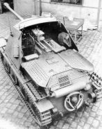 La disposición interna de esta segunda versión era mejor que en la anterior, los tripulantes iban dentro de la supestructura del carro.