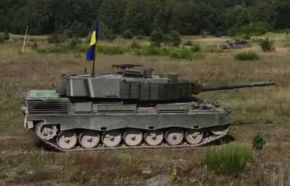Un Leopard 1A5DK con blindaje reactivo añadido, visto durante un entrenamiento de la 5.ª Brigada de Tanques, septiembre de 2024.