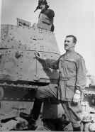 Balotta al lado de un carro de combate de la División Ariete en el Norte de África.