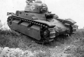 Un Renault R40 equipado aún con el antiguo cañón SA 18. Ejemplar capturado por los alemanes, con la Balkenkreuz pintada en el lateral.