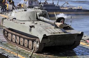 Un 2S1 Gvozdika ruso cruzando un río mediante un sistema de pontones en 2016.