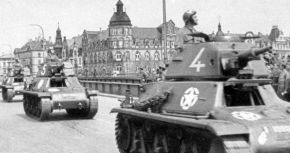 El 12.° Regimiento de Dragones desfilando con sus Hotchkiss H39 recuperados en Francia en la segunda mitad de 1944.