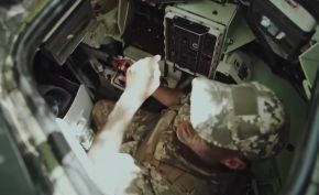 Posición del comandante, con su palanca de mando a la derecha y un visor a la izquierda.