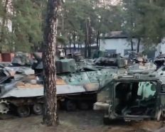 Un cementerio de vehículos Bradley dañados o destruidos en la retaguardia ucraniana, diciembre de 2023. Muchos se canibalizaron para reparar otros ejemplares dañados.[84]