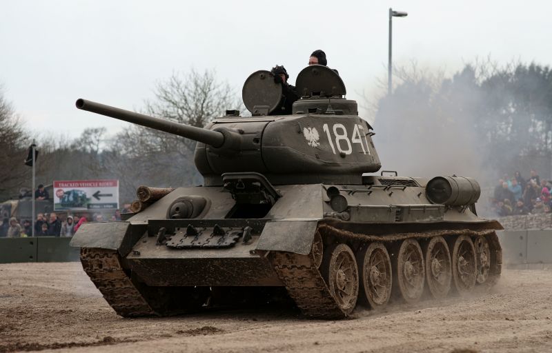 Archivo:T34 Tank (geograph 3388499).jpg
