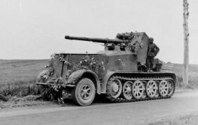 El 8,8 cm FlaK Selbstfahrlafette fue construido sobre un Sd.Kfz. 8 parcialmente blindado.
