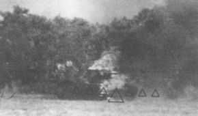 Un carro soviético KV-1 destruido, visto a través de una mira TZF de un carro de combate alemán.