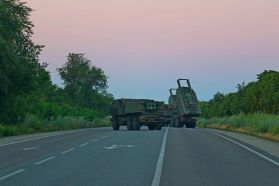 Una batería de sistemas HIMARS preparándose para disparar directamente desde la carretera por la que se aproximaron al frente, 3 de julio de 2022.