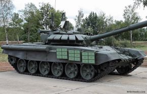 Disposición de los paneles reactivos Kontakt-5 en los faldones del T-72B3.