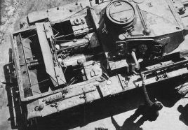 Vista superior de un carro de mando Panzerbefehlswagen III Ausf. D1 con el compartimento del motor abierto.
