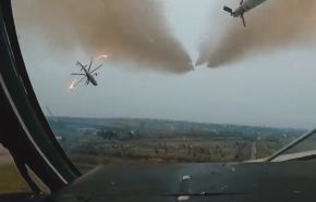 Otro fotograma del mismo vídeo de la imagen anterior en la que realiza el ataque el propio helicóptero que graba, mientras el otro comienza la maniobra de retirada.