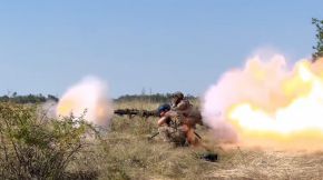 Miembros de la 47.ª Brigada Mecanizada de las Fuerzas Terrestres de Ucrania empleando un SPG-9 en el verano de 2023.