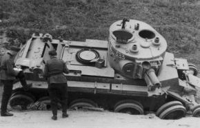 Un BT-7A accidentado en el que, aún desprovisto de varios componentes, se puede ver mejor la parte superior de la torreta.