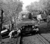 Un M4 Sherman realizando un cambio de cadenas durante la Campaña de Italia.