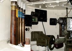 Interior de la torreta de un T-26B, posición del artillero con visor lateral y mira telescópica del cañón TOP.