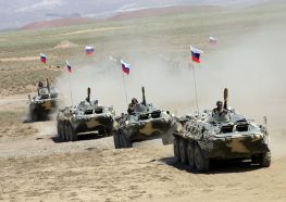 Una unidad de blindados BTR-80 rusos durante unos ejercicios militares en 2015.