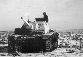 Comandante de un SU-76i sobre la escotilla del techo.