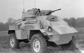 Humber Armoured Car también con ametralladoras Besa media y pesada.