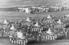 Carros de combate Tipo 97 Chi-Ha y Shinhoto Chi-Ha del 11º Regimiento de Tanques del Ejército Imperial Japonés en la isla de Shumshu, Islas Kuriles, en torno a 1944.