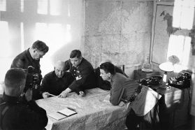 Vatutin (2.º desde la derecha) con otros oficiales del Frente Noroccidental en febrero de 1942.